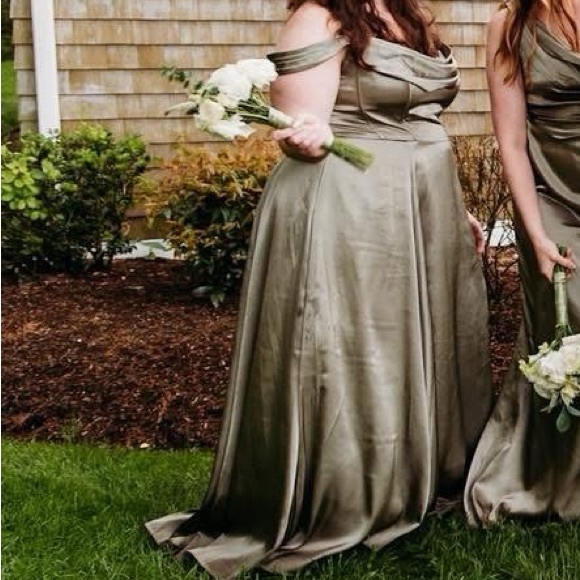 David’s Bridal Eucalyptus Galina Signature Dress size 18 - Picture 2 of 8